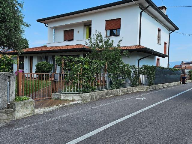 Villetta indipendente in vendita di 351 m² in Via G. Pascoli