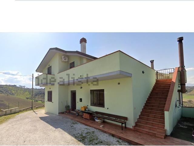Villetta indipendente in vendita di 351 m² in Contrada Pratelle, 33
