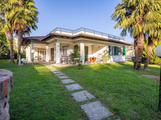 Villetta indipendente in vendita di 352 m² in Via Aldo Moro, 8