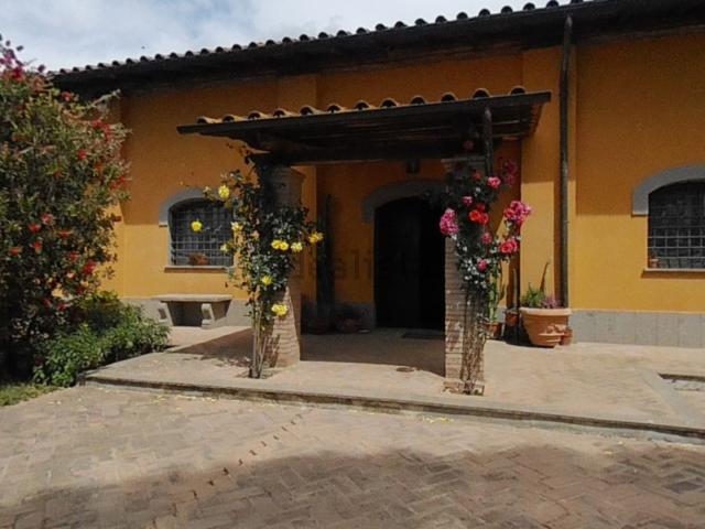 Villetta indipendente in vendita di 352 m² in Via dell&apos Ara delle Rose