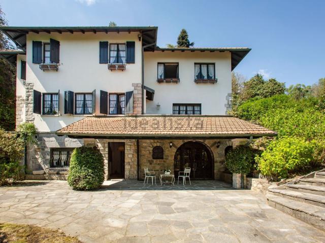 Villetta indipendente in vendita di 353 m² in Via Sasso Papale