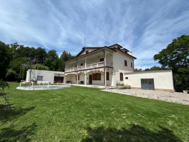 Villetta indipendente in vendita di 353 m² in Contrada Monte, 29