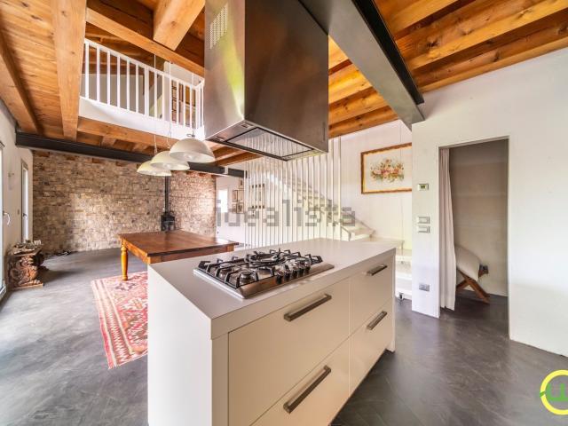 Villetta indipendente in vendita di 355 m² in Via Maggiore