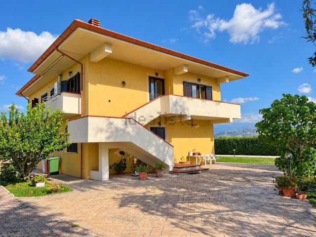 Villetta indipendente in vendita di 356 m² in Via Migliara 47, 2167