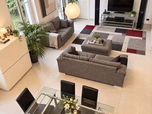 Villetta indipendente in vendita di 358 m² in Via Aosta