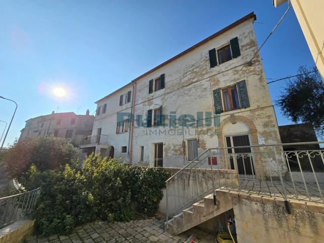 Villetta indipendente in vendita di 360 m² in Via Cesare Battisti, 3