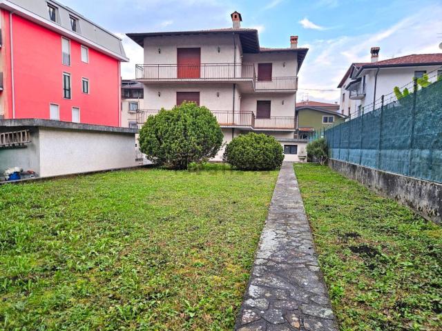 Villetta indipendente in vendita di 360 m² in Via Antonio Locatelli