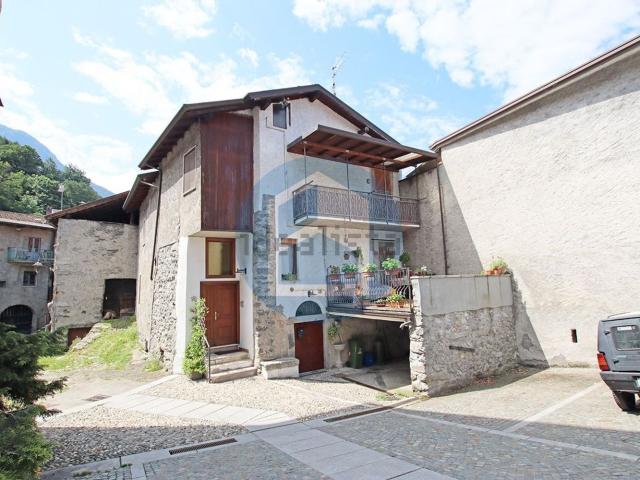 Villetta indipendente in vendita di 360 m² in Via Adamo