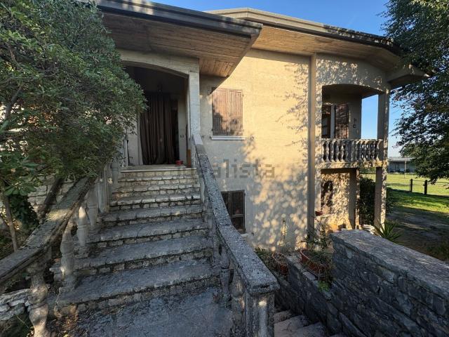 Villetta indipendente in vendita di 360 m² in Via Bussago
