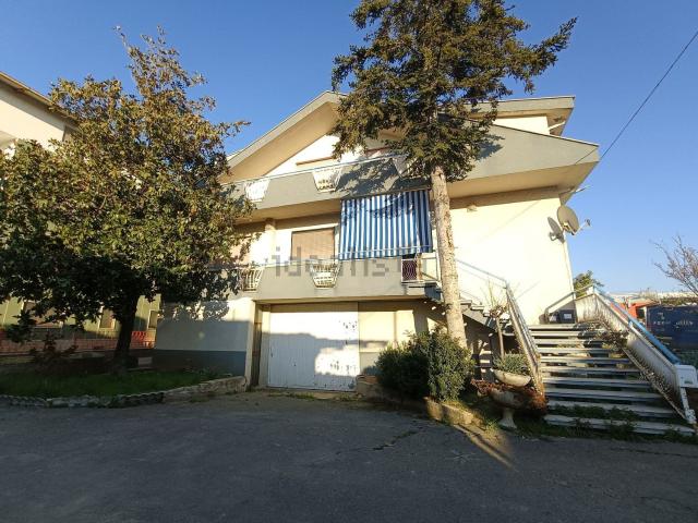 Villetta indipendente in vendita di 360 m² in Via G. Garibaldi