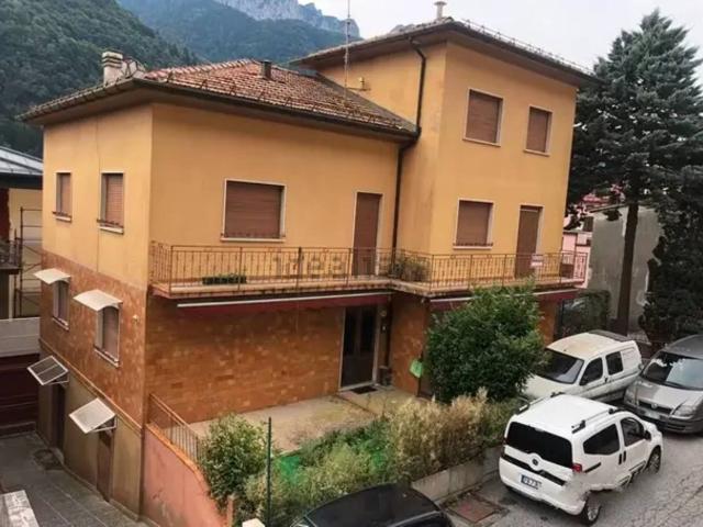 Villetta indipendente in vendita di 360 m² in Via G. Gortani