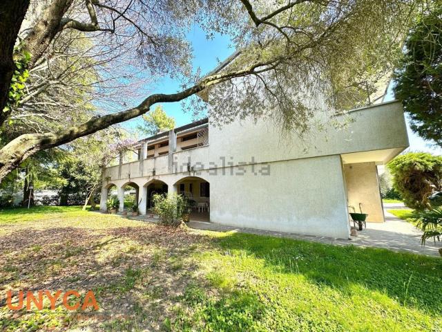 Villetta indipendente in vendita di 360 m² in Via Firenze
