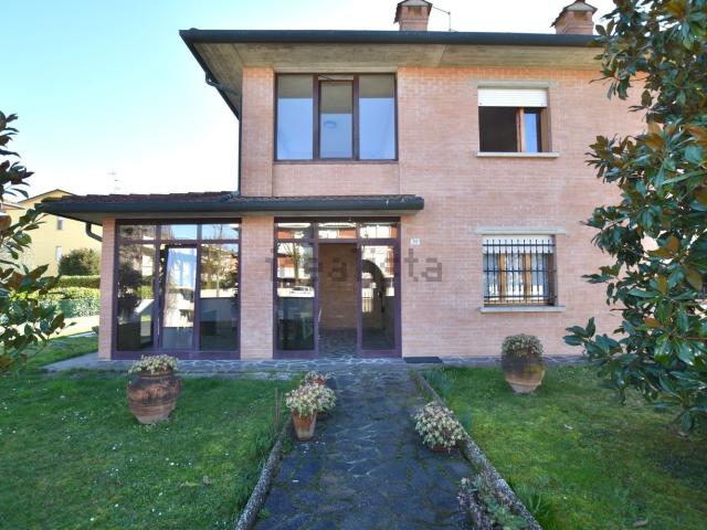 Villetta indipendente in vendita di 360 m² in Via XXV Aprile, 30