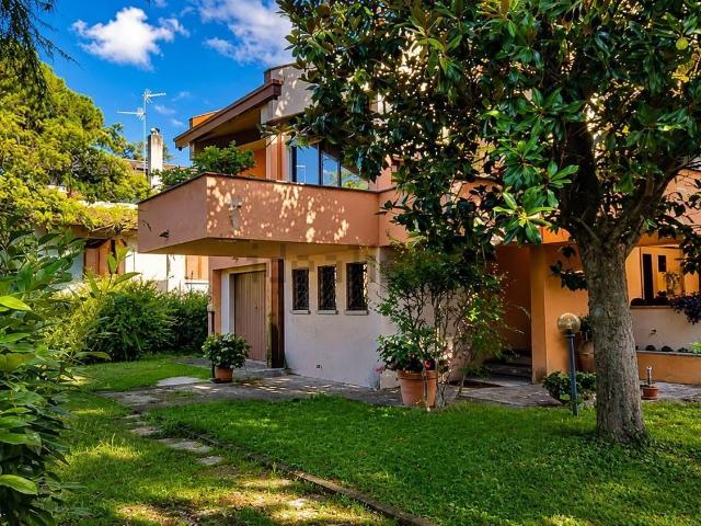 Villetta indipendente in vendita di 360 m² in Viale Firenze