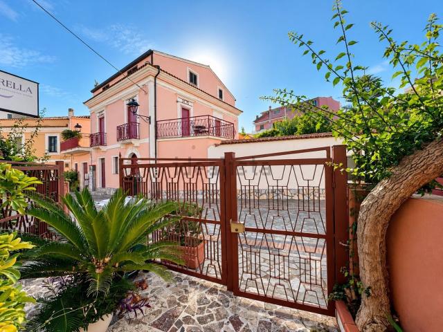 Villetta indipendente in vendita di 361 m² in Corso Biagio Lomonaco