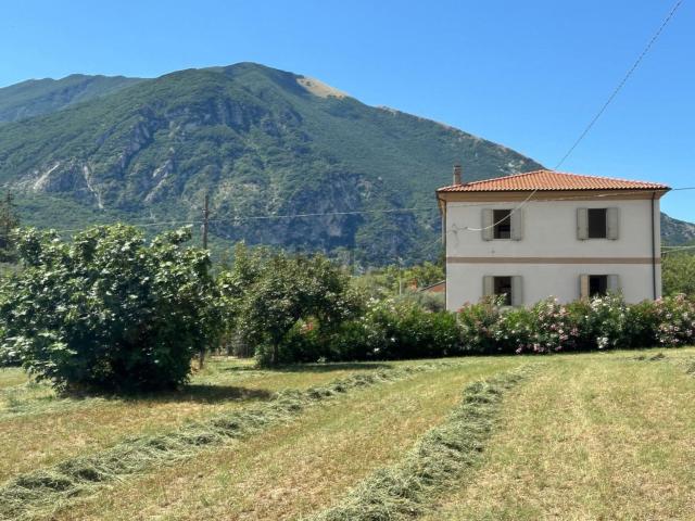 Villetta indipendente in vendita di 364 m² in Contrada Madonna della Croce, 4