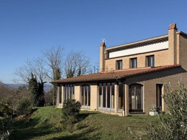 Case e ville in vendita di 366 m² in Via Pietro Vannucci, 103