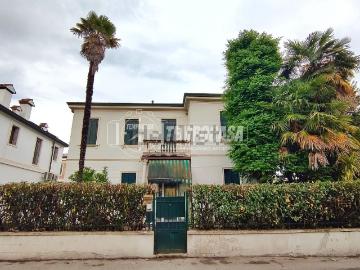 Villetta indipendente in vendita di 368 m²