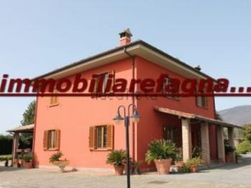 Villetta indipendente in vendita di 368 m² in Via di Acqua Palomba