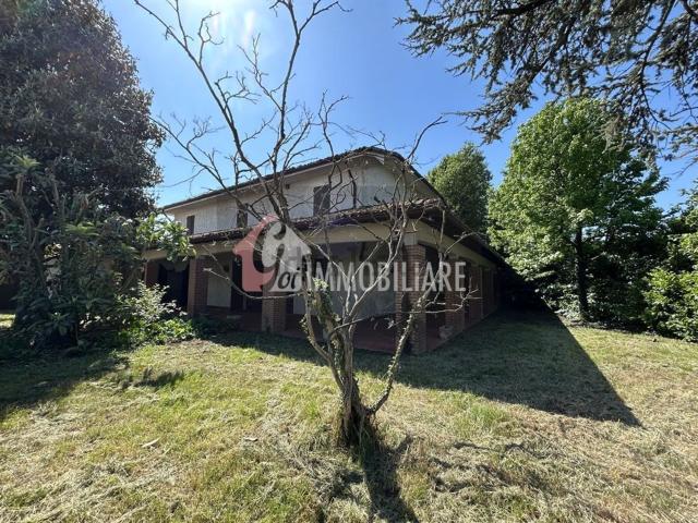 Villetta indipendente in vendita di 370 m² in Via Giacomo Matteotti, 103