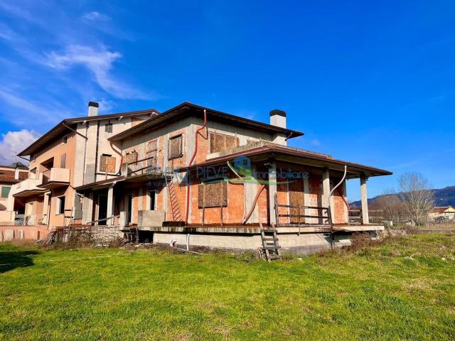 Villetta indipendente in vendita di 370 m² in Via Giovanni Mimbelli