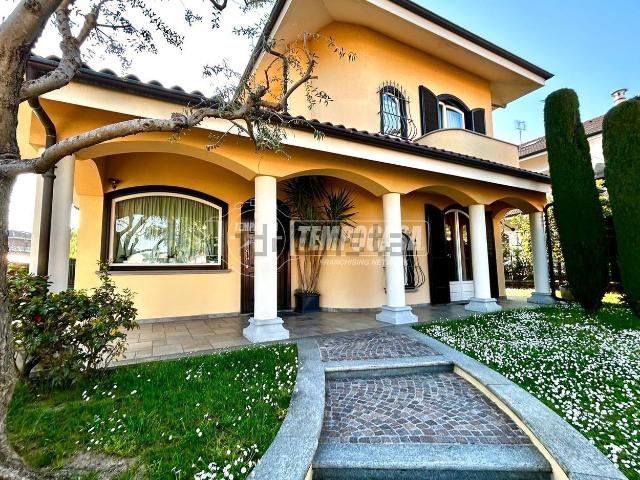 Villetta indipendente in vendita di 370 m² in Via Francesco Colla