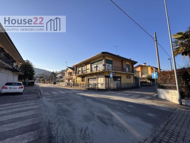 Villetta indipendente in vendita di 370 m² in Via Leonardo da Vinci, 19
