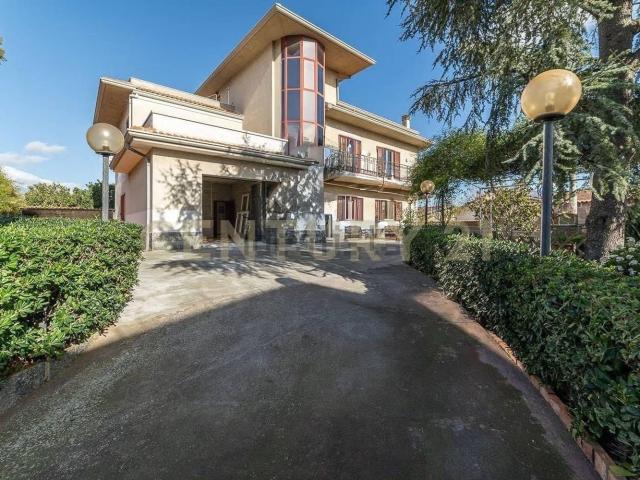 Villetta indipendente in vendita di 370 m² in Via Salaria, 5