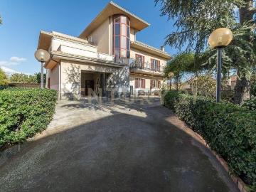Villetta indipendente in vendita di 370 m² in Via Salaria, 5