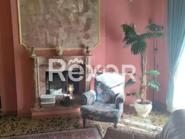 Villetta indipendente in vendita di 370 m² in Via Sarzanese