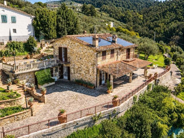 Villetta indipendente in vendita di 370 m² in Via Roma