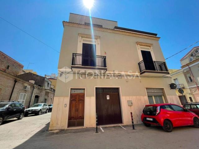 Villetta indipendente in vendita di 370 m² in Via Petrarca, 34