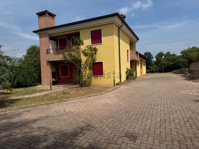 Villetta indipendente in vendita di 370 m² in Via Risara