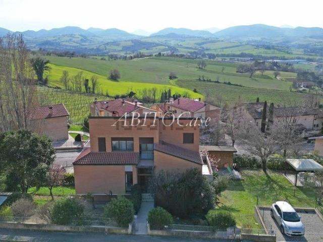 Villetta indipendente in vendita di 370 m² in Via togliatti