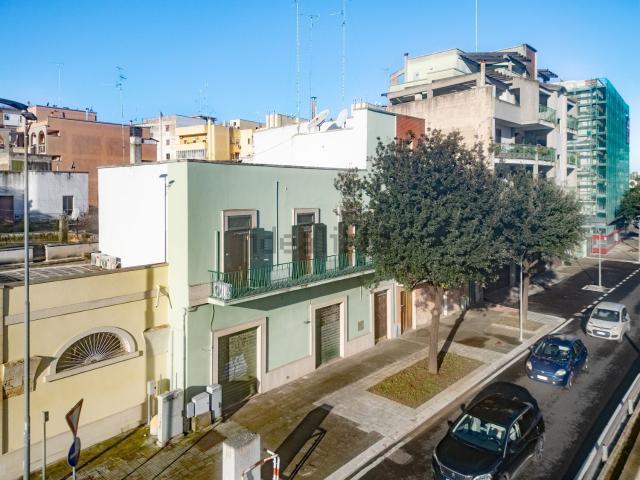 Villetta indipendente in vendita di 370 m² in Viale G. Leopardi, 157