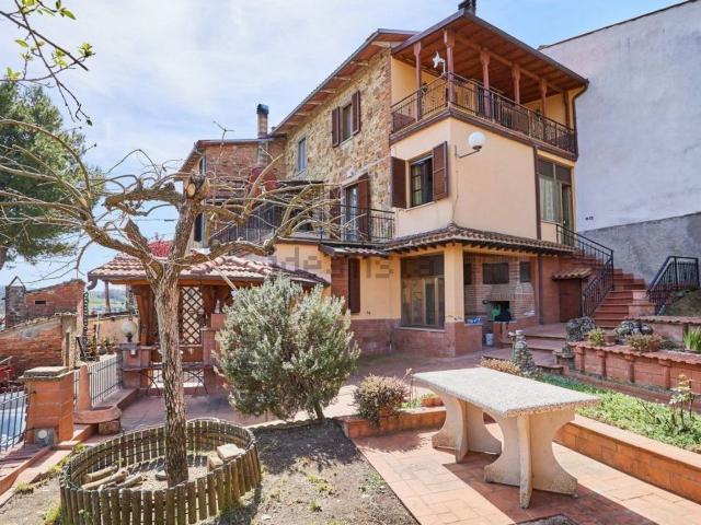 Villetta indipendente in vendita di 370 m² in Località I Poggi, 42