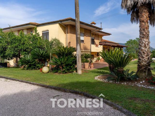 Villetta indipendente in vendita di 371 m² in Via Appia