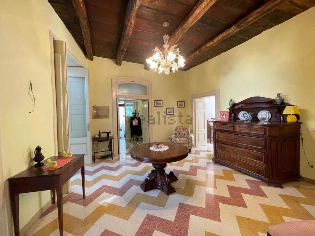 Villetta indipendente in vendita di 371 m² in Via Umberto Linguiti