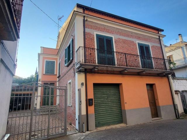 Villetta indipendente in vendita di 373 m² in Via Giotto, 22