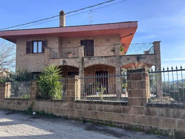 Villetta indipendente in vendita di 373 m² in Viale Francesco Crispi, 157