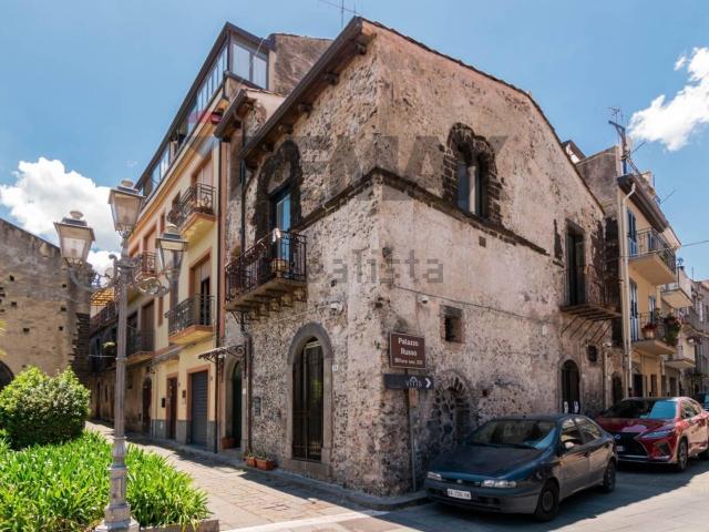 Villetta indipendente in vendita di 373 m² in Piazza San Nicolò, 23