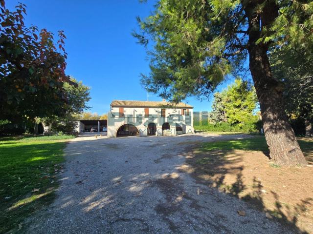 Villetta indipendente in vendita di 376 m² in Via Valdaso