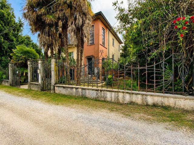 Villetta indipendente in vendita di 377 m² in Strada delle Cattane