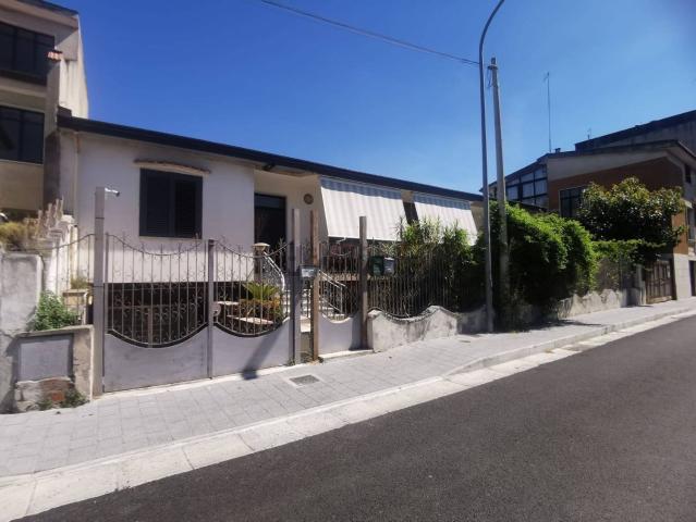 Villetta indipendente in vendita di 380 m² in Via Adige, 18