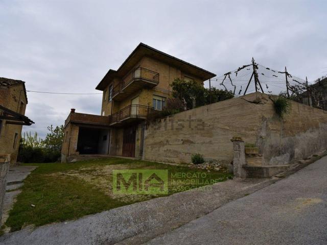 Villetta indipendente in vendita di 380 m² in Via Bora, 24
