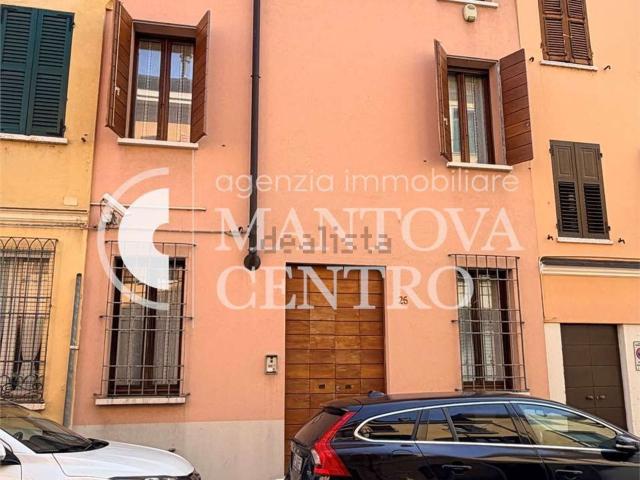 Villetta indipendente in vendita di 380 m² in Via Dario Tassoni