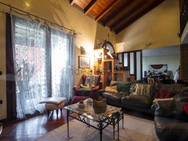 Villetta indipendente in vendita di 380 m² in Via Due Torri