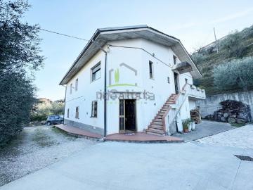 Villetta indipendente in vendita di 380 m² in Via Fonte di Campo