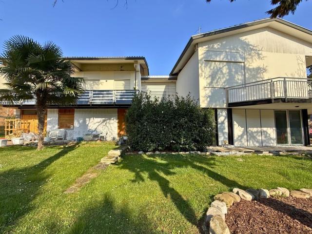 Villetta indipendente in vendita di 380 m² in Via Ippolito Nievo, 9