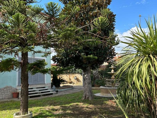 Villetta indipendente in vendita di 380 m² in Via Latina